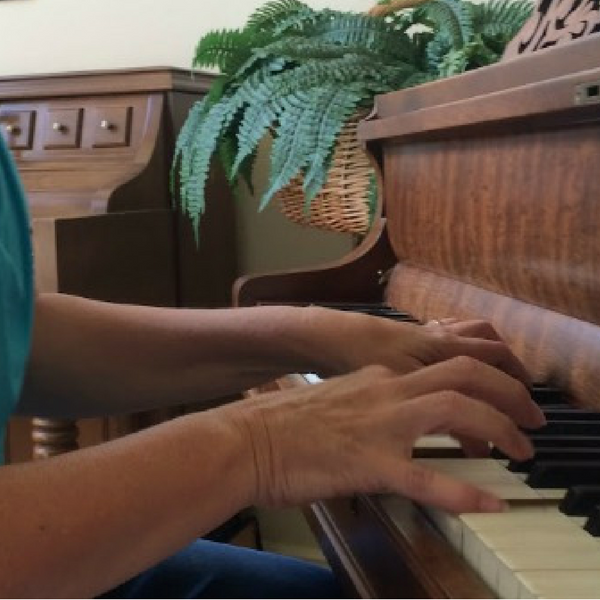 nkg-piano-hands